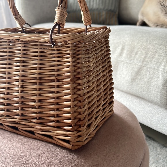 Beautiful Wicker Basket - Picture 2 of 8